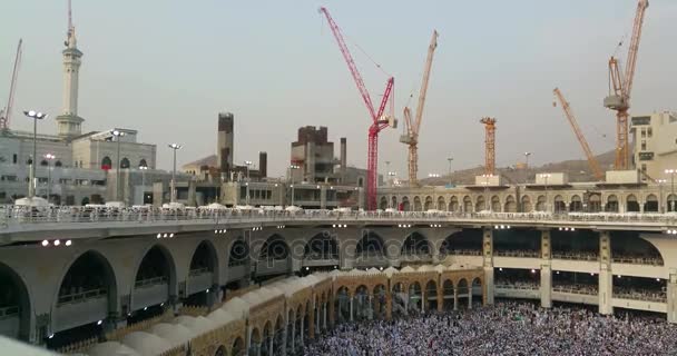 MECCA, ARABIA SAUDITA, septiembre de 2016 - peregrinos musulmanes de todo el mundo se reunieron para realizar Umrah o Hajj en la Mezquita Haram en La Meca . — Vídeos de Stock