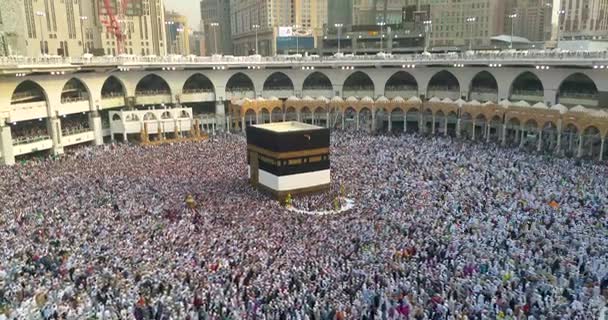 Mekka, Saudiarabien, September 2016 - muslimska pilgrimer från hela världen samlades för att utföra Umrah eller Hajj i Haram-moskén i Mekka. — Stockvideo