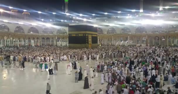 Mecca, Saudi-Arabië, September 2016 - moslim pelgrims van over de hele wereld verzameld of uit te voeren Umrah Hajj in de moskee Haram in Mekka. — Stockvideo