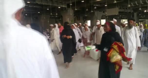 Mecca, Saudi-Arabië, September 2016 - moslim pelgrims van over de hele wereld verzameld of uit te voeren Umrah Hajj in de moskee Haram in Mekka. — Stockvideo