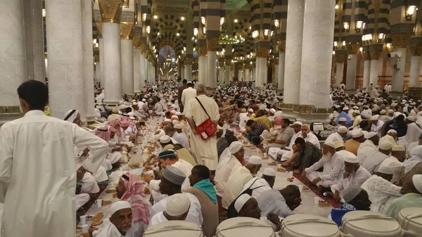 Al Madinah, Saoedi-Arabië, september 2016 Masjid (moskee) Nabawi — Stockfoto