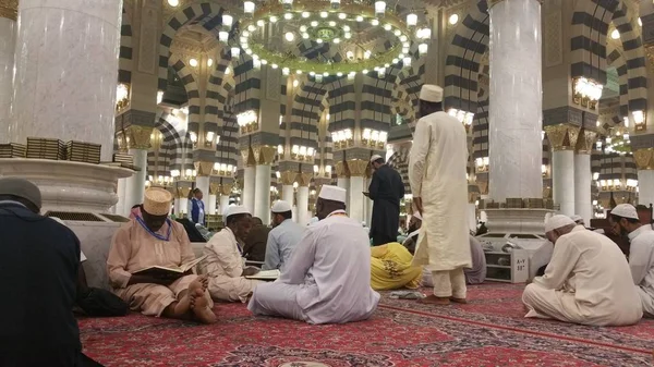 Medyna, Arabia Saudyjska, wrzesień 2016 Masjid (Meczet) Nabawi — Zdjęcie stockowe