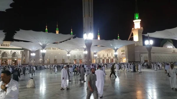 Al Madinah, Saudiarabien, september 2016 Masjid (moské) Nabawi — Stockfoto
