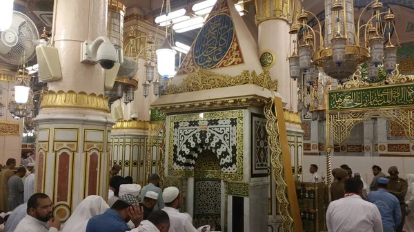 Al Madinah, Saudiarabien, september 2016 Masjid (moské) Nabawi — Stockfoto