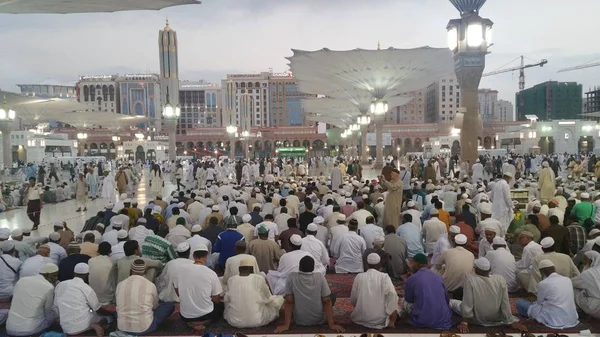 Medyna, Arabia Saudyjska, wrzesień 2016 Masjid (Meczet) Nabawi — Zdjęcie stockowe