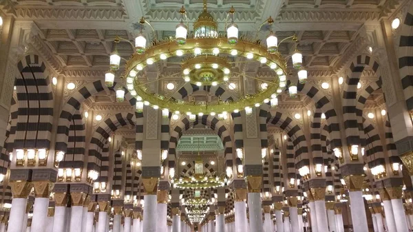 Al Madinah, Saudiarabien, september 2016 Masjid (moské) Nabawi — Stockfoto