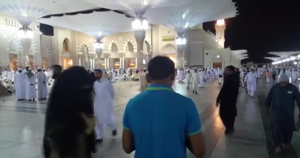 Al Madinah, Saoedi-Arabië, september 2016 Masjid (moskee) Nabawi — Stockvideo