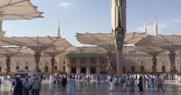 Al Madinah, Saoedi-Arabië, september 2016 Masjid (moskee) Nabawi — Stockvideo