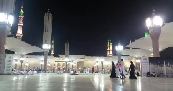 Al Madinah, Saoedi-Arabië, september 2016 Masjid (moskee) Nabawi — Stockvideo