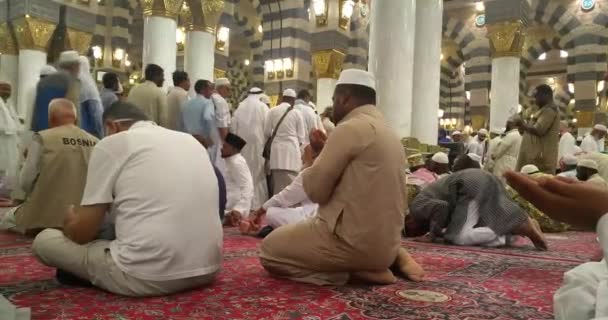 Al Madinah, Saoedi-Arabië, september 2016 Masjid (moskee) Nabawi — Stockvideo