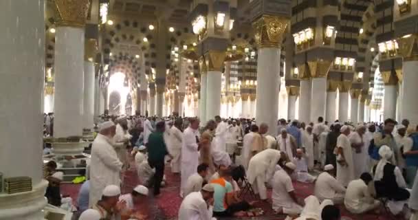 Al Madinah, Saoedi-Arabië, september 2016 Masjid (moskee) Nabawi — Stockvideo