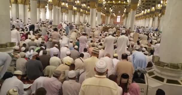 Al Madinah, Saoedi-Arabië, september 2016 Masjid (moskee) Nabawi — Stockvideo