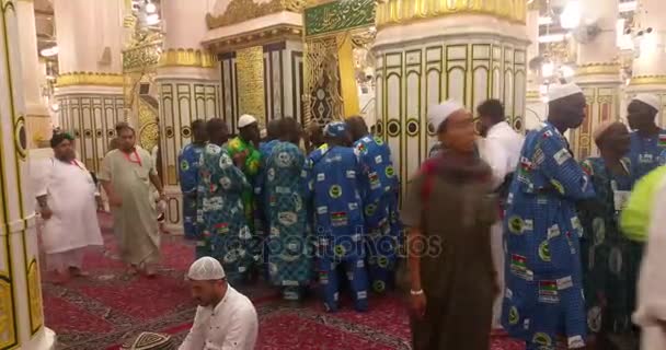 Al Madinah, Saoedi-Arabië, september 2016 Masjid (moskee) Nabawi — Stockvideo