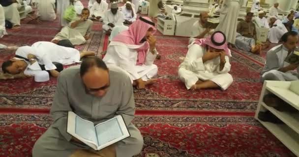 Al Madinah, Saoedi-Arabië, september 2016 Masjid (moskee) Nabawi — Stockvideo