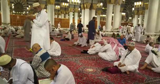 Al Madinah, Saoedi-Arabië, september 2016 Masjid (moskee) Nabawi — Stockvideo