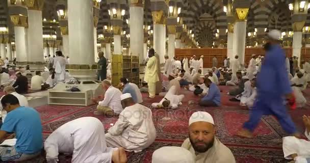 Al Madinah, Saoedi-Arabië, september 2016 Masjid (moskee) Nabawi — Stockvideo