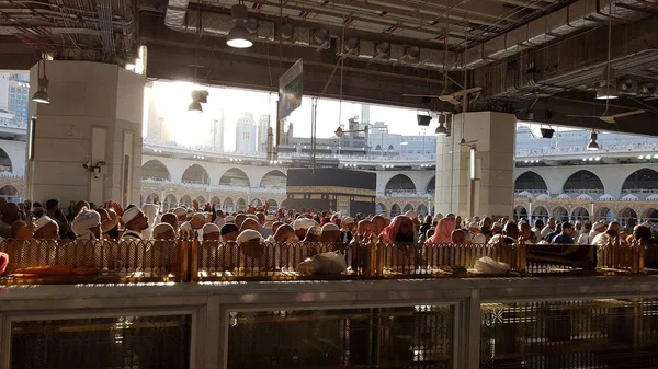 沙特阿拉伯的麦加，2016 年 9 月-穆斯林朝圣者从所有 o — 图库照片