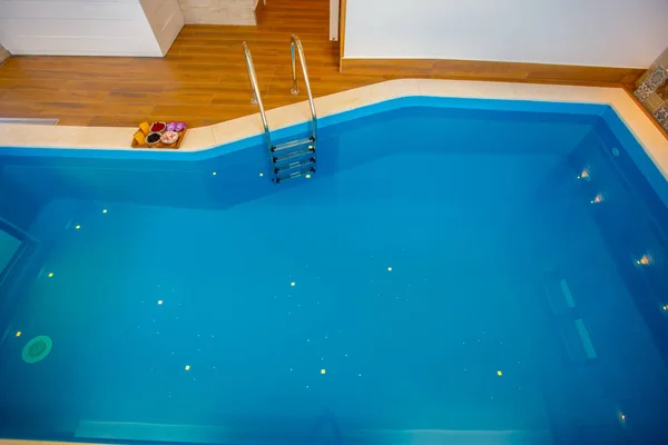 Lüks villanın içinde yüzme havuzu — Stok fotoğraf
