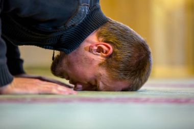 Dua, onun alın ve eller yere koyarak Müslüman erkek