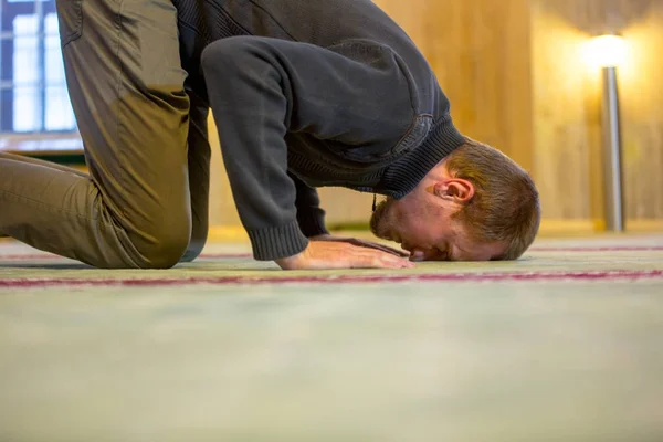 Homme musulman priant, mettant son front et ses mains sur le sol — Photo