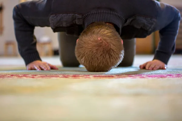 穆斯林男子祈祷, 把他的额头和手在地板上 — 图库照片