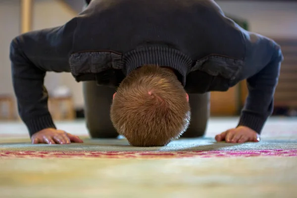 Islamitische man bidden, zijn voorhoofd en de handen op de grond zetten — Stockfoto