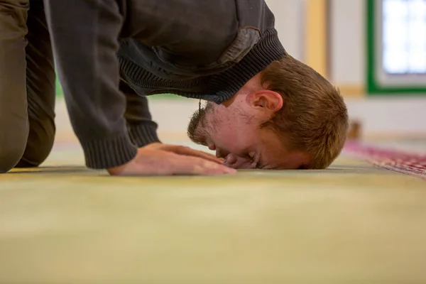 Homem muçulmano rezando, colocando a testa e as mãos no chão — Fotografia de Stock