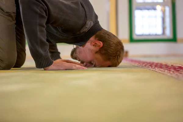 Muzułmańskich człowieka modląc się, stawiając czoło oraz dłonie na podłodze — Zdjęcie stockowe
