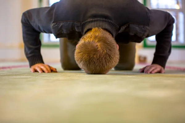 Islamitische man bidden, zijn voorhoofd en de handen op de grond zetten — Stockfoto