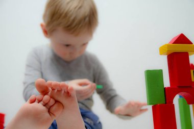 Küçük çocuk üç yaşında masada oturur ve plas ile çalış