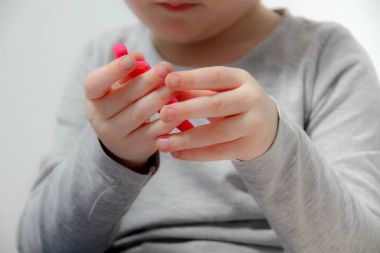 Küçük çocuk üç yaşında masada oturur ve plas ile çalış
