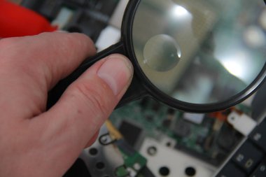 Bilgisayar onarım kavram yakın çekim görünümü. Bilgisayar Servisi. Adam temsilcisi