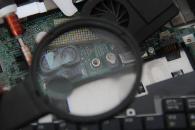 Bilgisayar onarım kavram yakın çekim görünümü. Bilgisayar Servisi. Adam temsilcisi