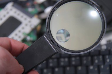 Bilgisayar onarım kavram yakın çekim görünümü. Bilgisayar Servisi. Adam temsilcisi