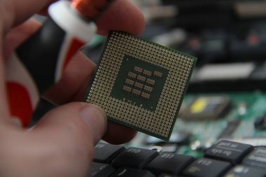 Bilgisayar onarım kavram yakın çekim görünümü. Bilgisayar Servisi. Adam temsilcisi
