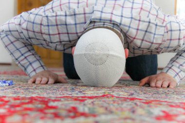 Genç Müslüman adam güzel cami içinde dua