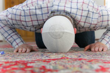 Genç Müslüman adam güzel cami içinde dua