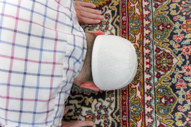 Genç Müslüman adam güzel cami içinde dua