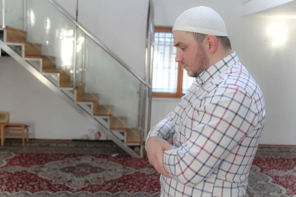 Young muslim man praying inside of beautiful mosque — Stock Photo, Image