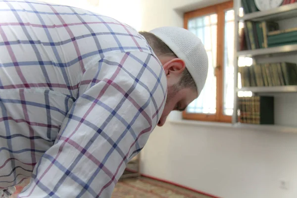 Hombre musulmán joven rezando dentro de la hermosa mezquita —  Fotos de Stock