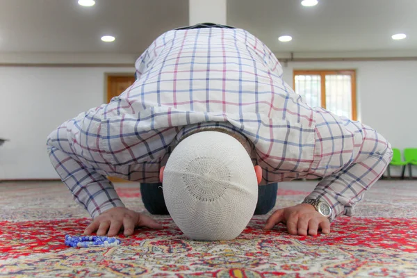 Hombre musulmán joven rezando dentro de la hermosa mezquita — Foto de Stock