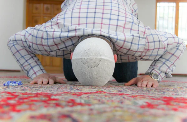 Pemuda muslim berdoa di dalam masjid yang indah — Stok Foto