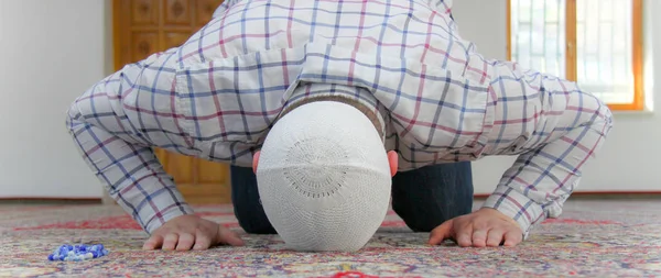 Mladý muž modlit uvnitř krásné mešity — Stock fotografie
