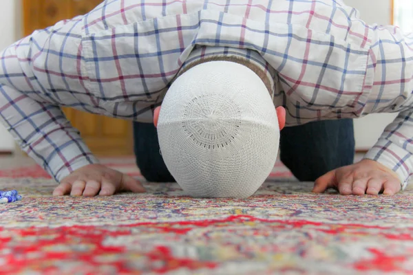 Jeune homme musulman priant à l'intérieur de la belle mosquée — Photo