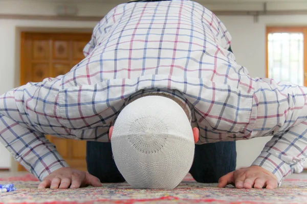 Junger muslimischer Mann betet in schöner Moschee — Stockfoto