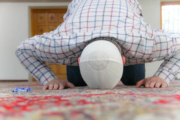 年轻的穆斯林男子在美丽的清真寺内祈祷 — 图库照片