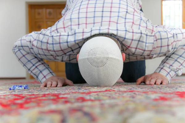 年轻的穆斯林男子在美丽的清真寺内祈祷 — 图库照片