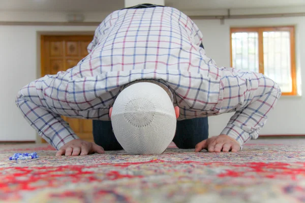 Giovane uomo musulmano che prega all'interno di una bella moschea — Foto Stock