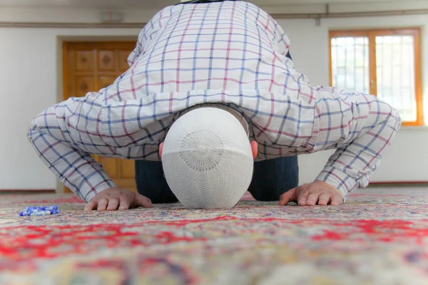 Jeune homme musulman priant à l'intérieur de la belle mosquée — Photo