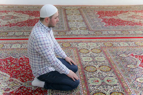 Młody człowiek muzułmańskiej modlitwy wewnątrz piękny Meczet — Zdjęcie stockowe